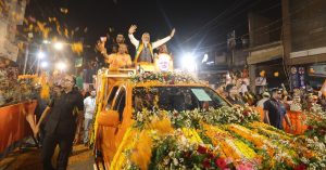 PM मोदी ने कानपुर में किया रोड शो, एक झलक पाने के लिए लोग दिखे बेताब