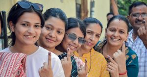 UP में 13 लोकसभा सीटों पर मतदान शुरू, वोट देने पहुंचे लोग