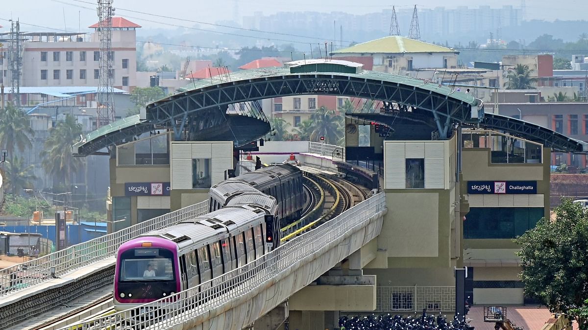 Couple Kissing Inside Bengaluru Namma Metro 