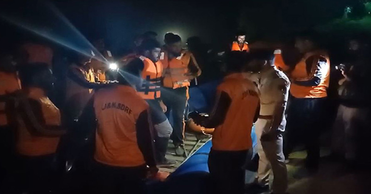 जम्मू-कश्मीर के पुलवामा में नाव पलटी, 2 लोग लापता