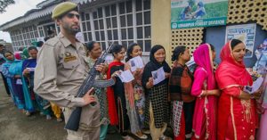 श्रीनगर लोकसभा सीट पर शुरू हुए मतदान, 370 हटने के बाद डाले जा रहे पहली बार वोट