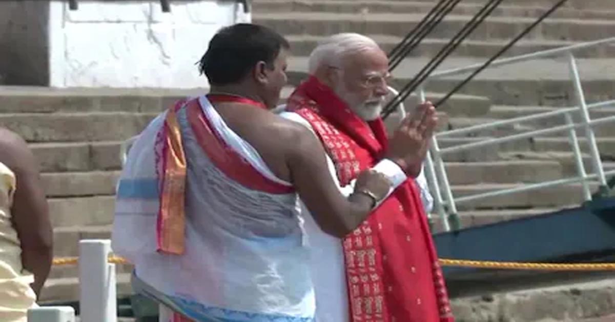 Varanasi में नामांकन से पहले PM मोदी ने दशाश्वमेध घाट पर पूजा-अर्चना की