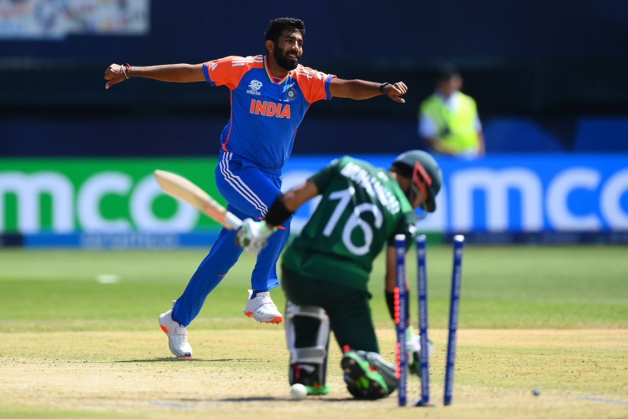 JASPRIT BUMRAH BOWLED RIZWAN