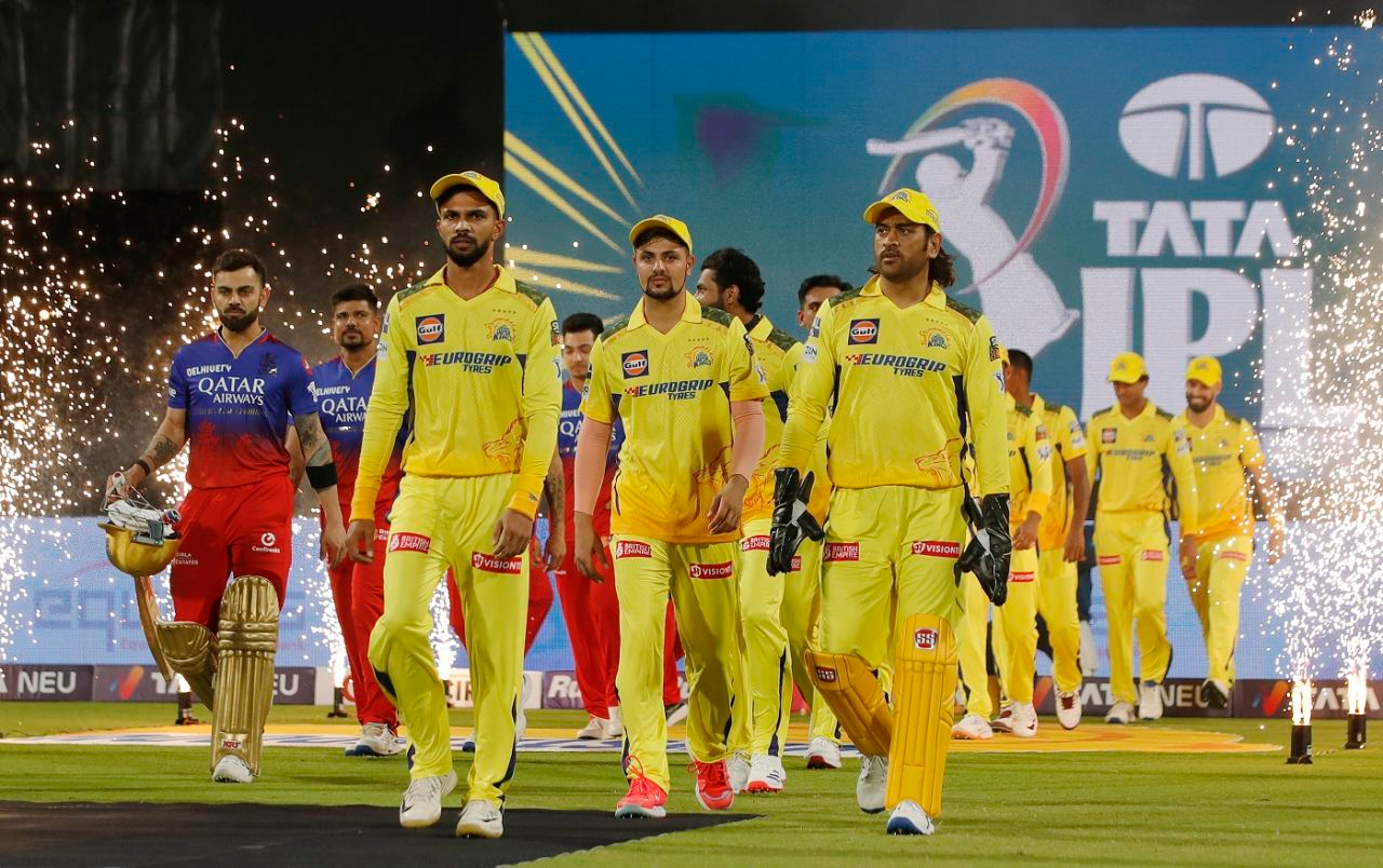 ms dhoni with ruturaj gayakwad