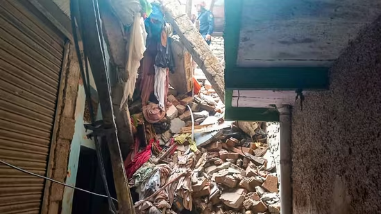 Delhi Daryaganj Building Collapsed 