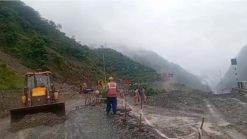 Himachal में 357 सड़कें बंद