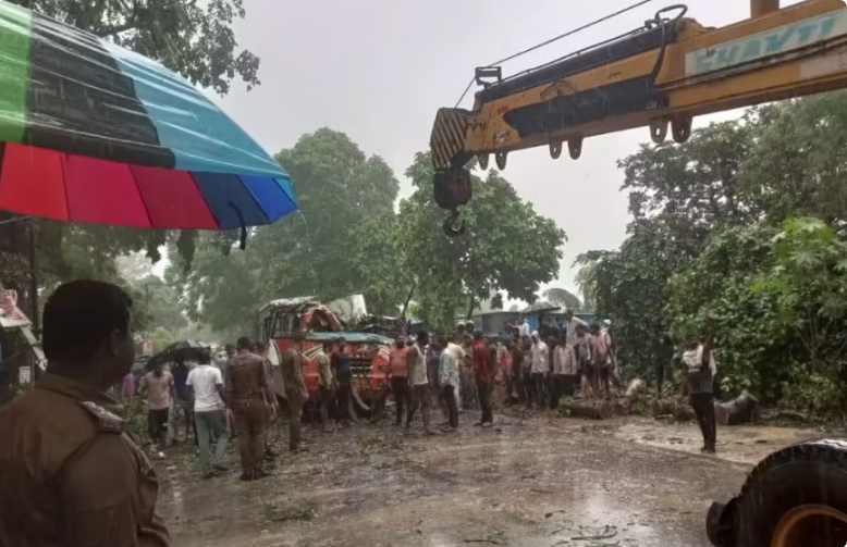 Barabanki बस में गिरा पेड़