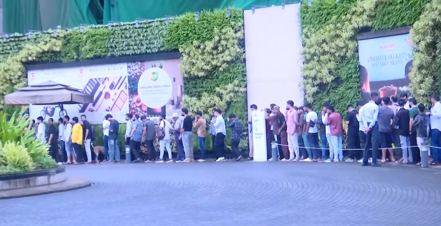 Crowd at Saket Apple Store