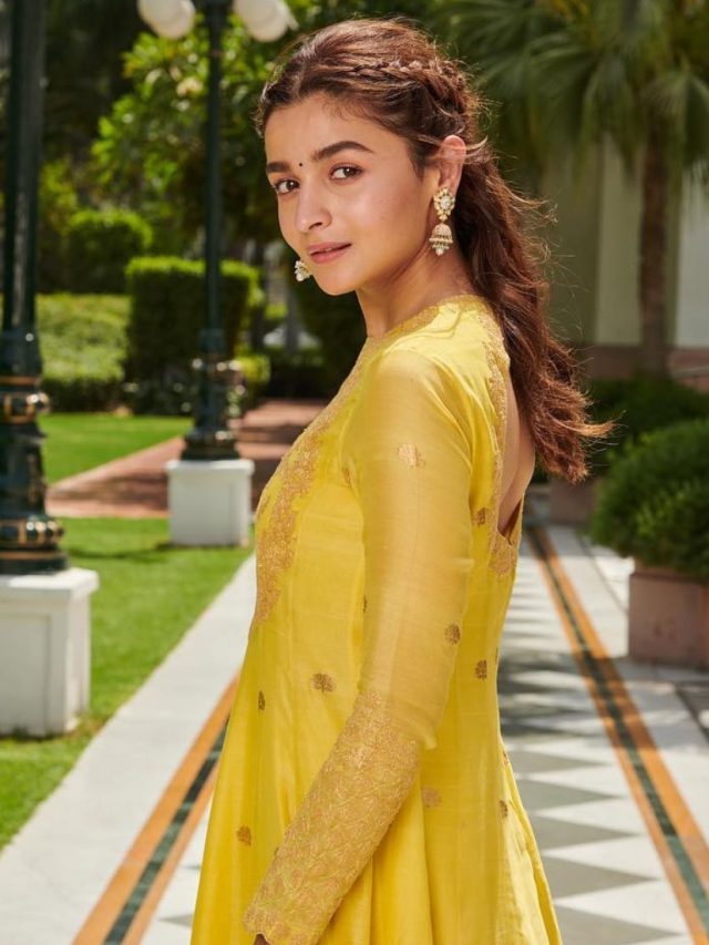 garba night लुक के लिए alia से लेकर ananya के इन hairstyles से लें idea