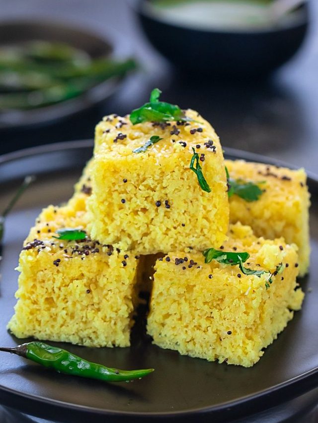 dhokla recipe  घर आए मेहमानों को बनाकर खिलाएं ये स्वादिष्ट ढोकला  तारीफ करते नहीं थकेंगे