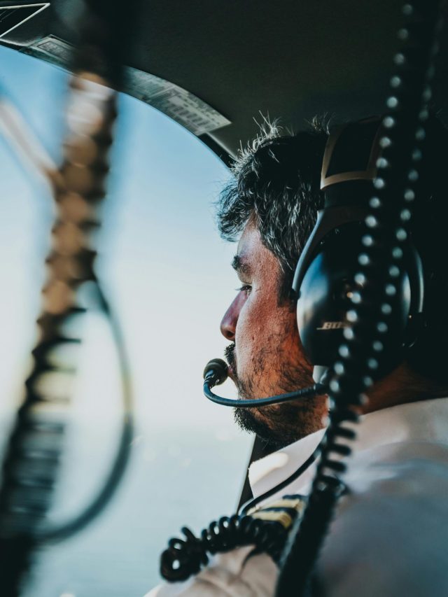 pilot courses after 12th  प्लेन का पायलेट बनने का सपना है  तो 12वीं के बाद करें ये कोर्स