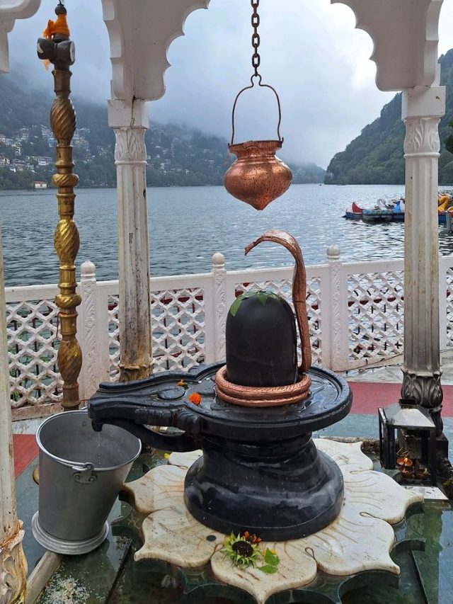 vastu tips  सोमवार के दिन शिवलिंग पर जरूर चढ़ाएं ये चीजें  मिलेगा भगवान शिव का आर्शीवाद