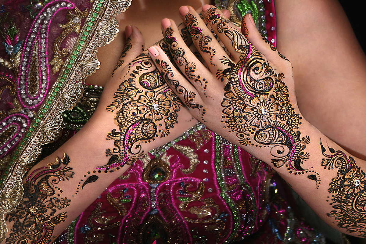 Trendy Glitter Mehndi Designs 2025( Source: Social Media)
