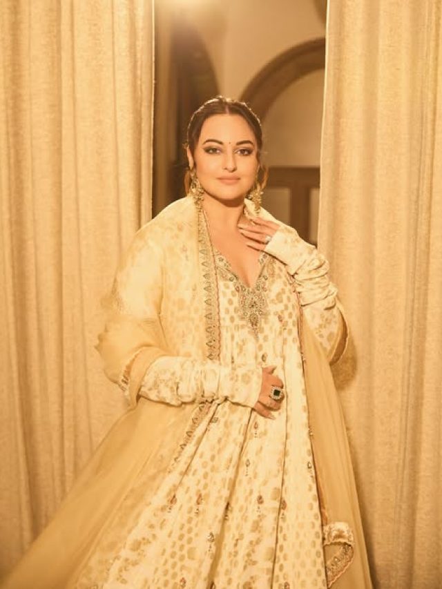 Royal लुक पाने के लिए Sonakshi Sinha की तरह इस ऑफ वाइट अनारकली लुक को करें Recreate