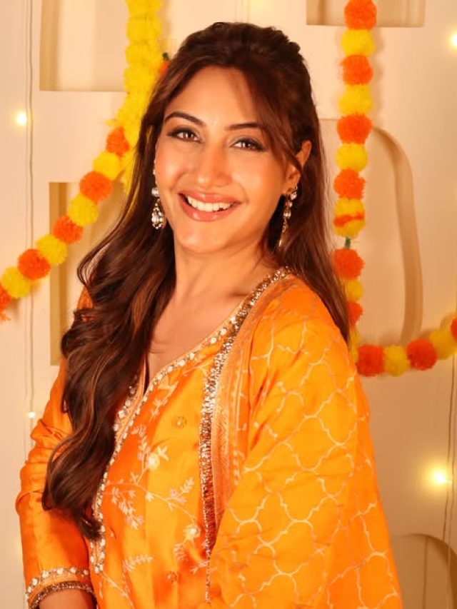 Diwali 2025: Surbhi Chandna के इस Ethnic Look के साथ आप भी पा सकती है Festive Ready लुक