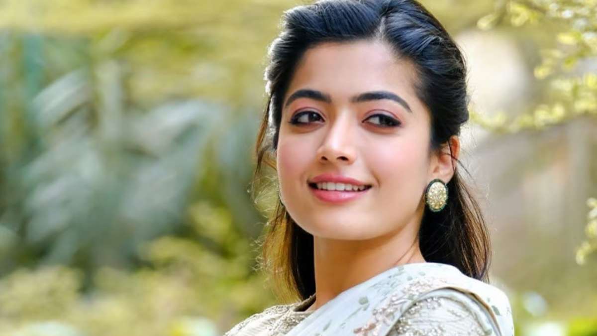 ‘गो गोआ गॉन’ की पहली फिल्म ने सालों पहले ज़ॉम्बी कॉमेडी के नए ट्रेंड को शुरू किया था। अब इसका सिक्वल ‘गो गोआ गॉन 2’ 15 अक्टूबर 2025 को रिलीज़ होने जा रही है। इस बार भी फिल्म में सैफ अली खान, कुणाल खेमू और राधिका मदान मुख्य भूमिका में हैं।फिल्म की कहानी पिछले पार्ट की ही तरह ज़ॉम्बी महामारी के बीच कई कॉमिक और रोमांचक घटनाओं को दर्शाती है। निर्देशक राज & दीन की जोड़ी ने इस बार कहानी को और ज्यादा दिलचस्प, तेज़-तर्रार और हंसोड़ बनाने का वादा किया है।Bollywood new releases 2025
