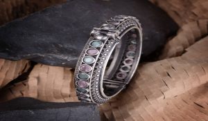 स्टोन जड़ित चांदी के कंगन