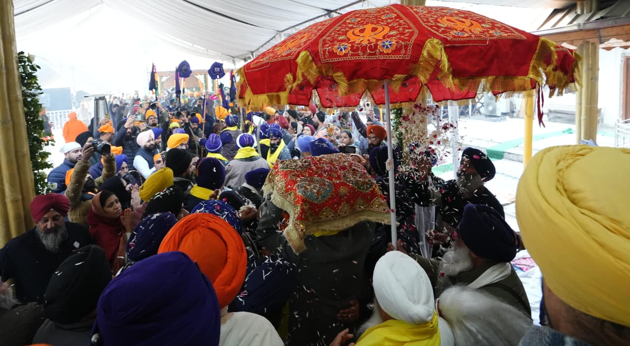 नगर कीर्तन में शामिल हुए केजरीवाल