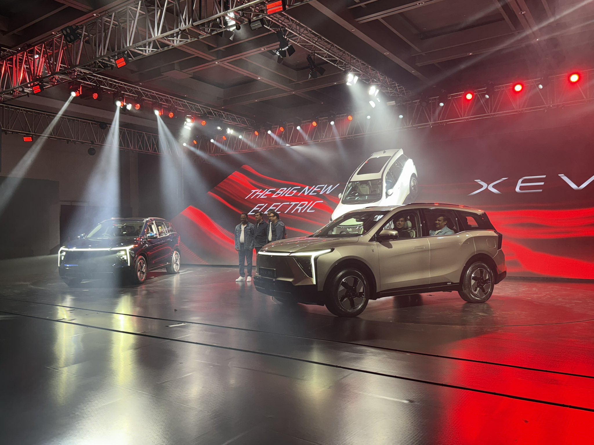 Mahindra XEV 9s VS Tata Harrier EV