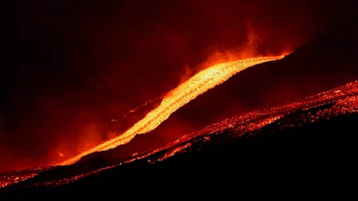 Japan Sakurajima Volcano eruption (credit-sm)