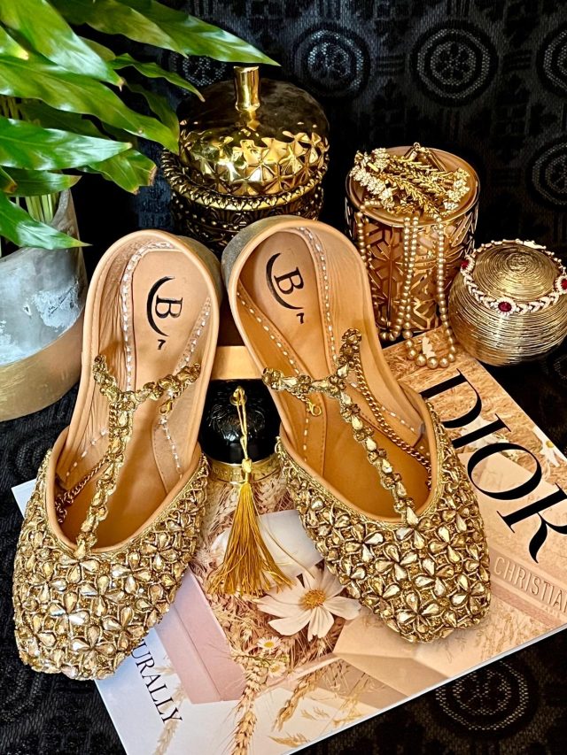 नई  नवेली दुल्हन सूट या साड़ी के साथ पहने ये जूती के लेटेस्ट डिज़ाइन