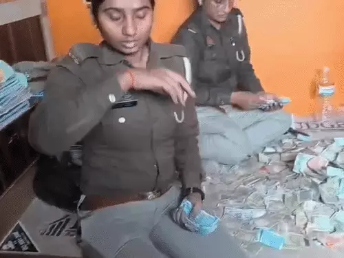 Pratapgarh Note Bundles News (credit-sm)