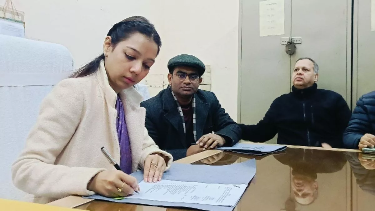 Baghpat DM Asmita Lal Kon Hai (credit-sm)