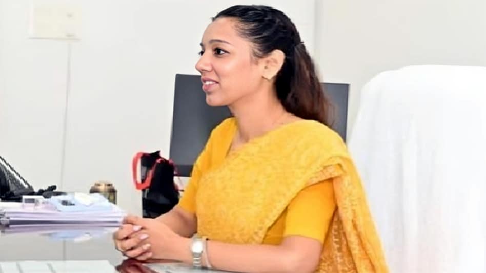 Baghpat DM Asmita Lal Kon Hai (credit-sm)