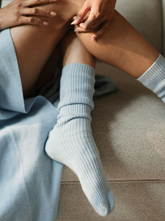 wearing socks while sleeping  रात में मोज़े पहनकर सोने से क्या होता है 