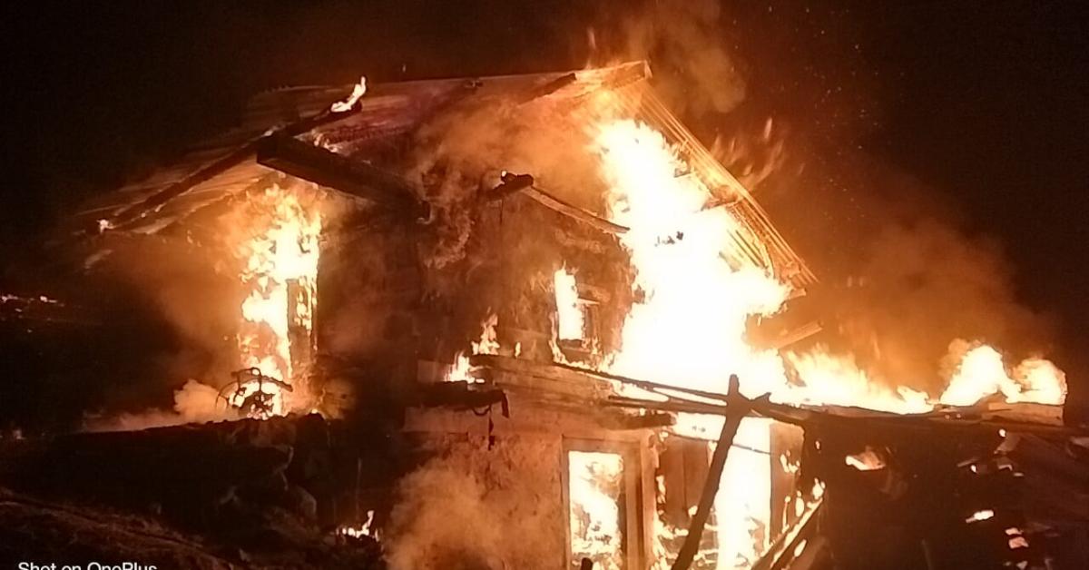 Mumbai Fire News: गोरेगांव पश्चिम में भीषण आग, एक परिवार के 3 सदस्यों की  दर्दनाक मौत; इलाके में फैली दहशत - Punjab Kesari