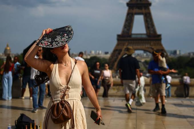 France Me Itni Garmi Kyu Pad Rahi Hai
