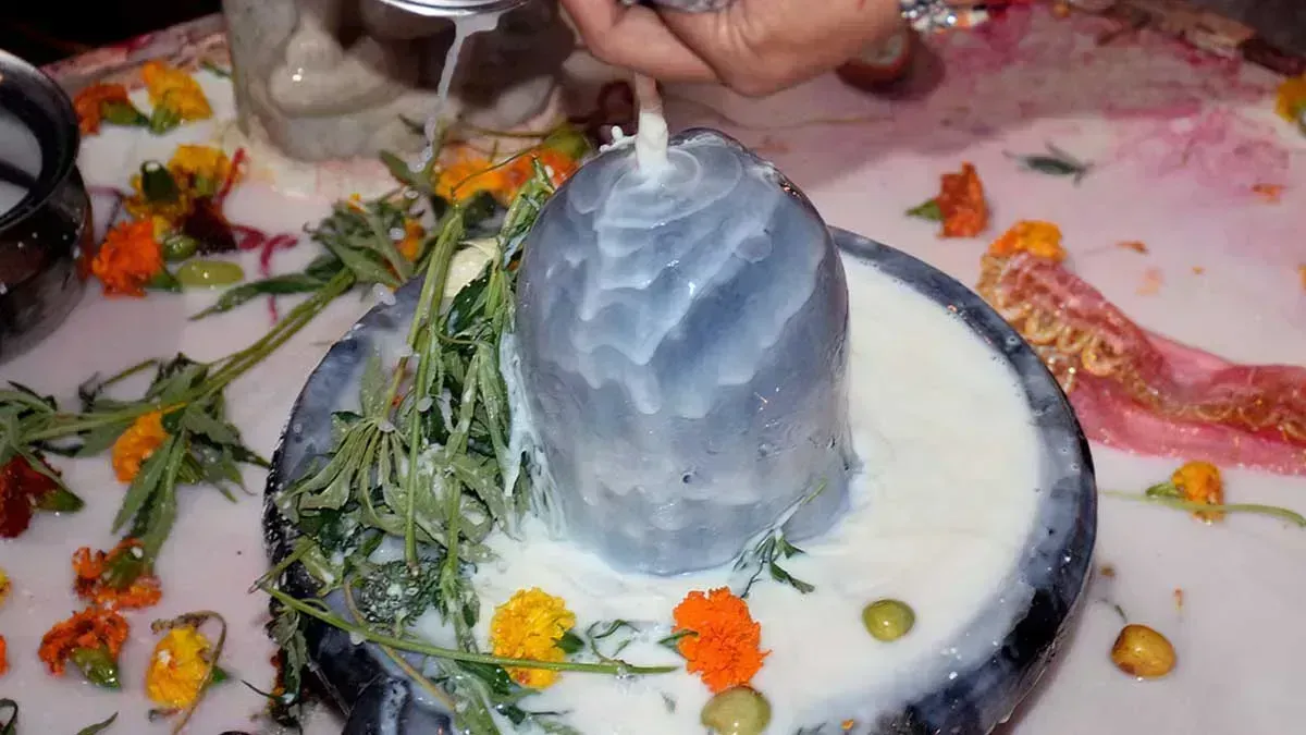 Sawan me Shivling par Kya Chadhaye Rashi ke Anusar