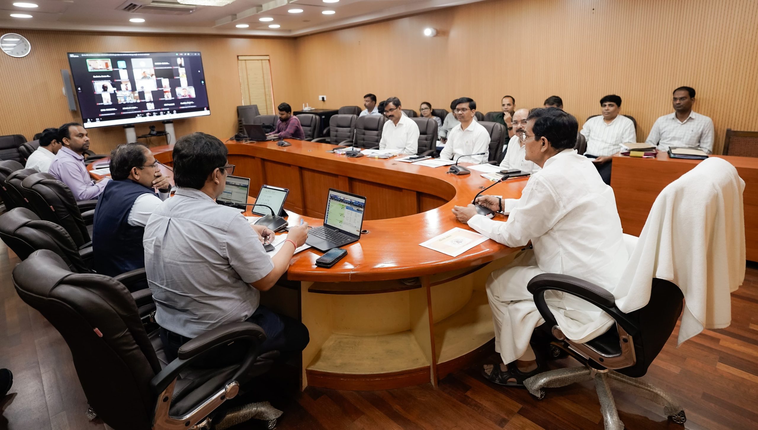  जलभराव की समस्या से निबटने के लिए बैठक करते माननीय नगर विकास मंत्री
